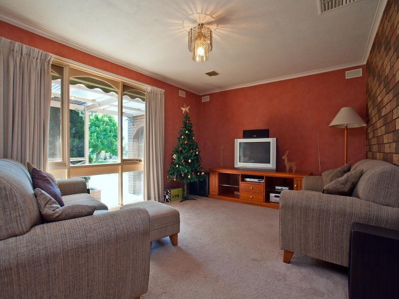 8 Thomas Crescent, Cranbourne VIC 3977