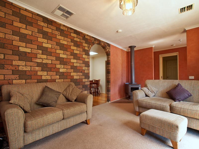 8 Thomas Crescent, Cranbourne VIC 3977