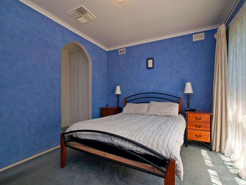 8 Thomas Crescent, Cranbourne VIC 3977