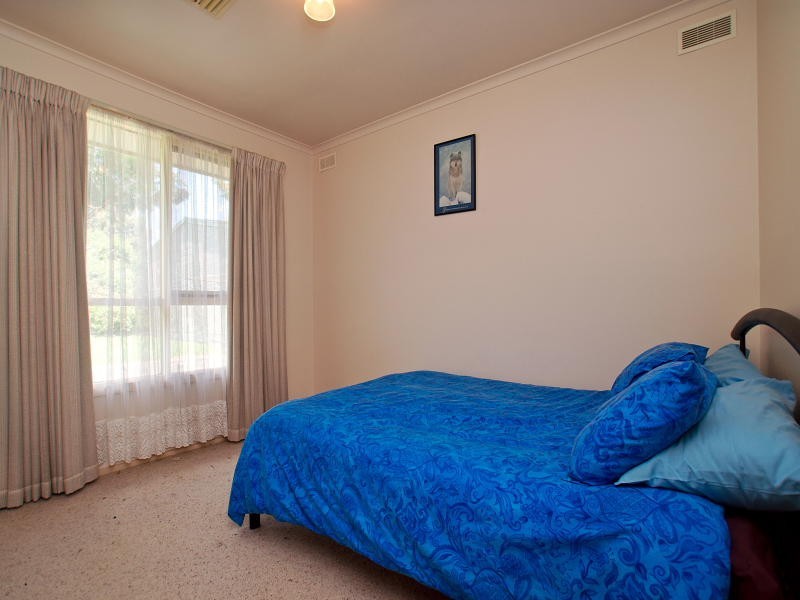 8 Thomas Crescent, Cranbourne VIC 3977