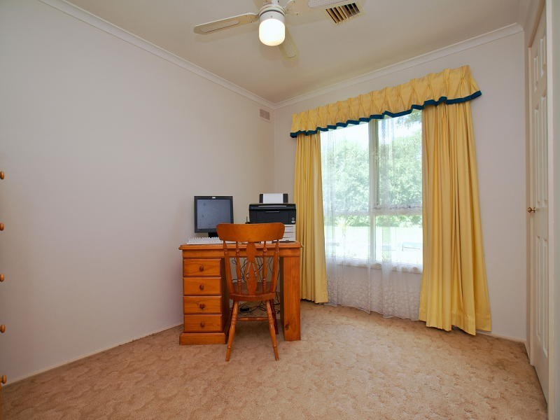 8 Thomas Crescent, Cranbourne VIC 3977