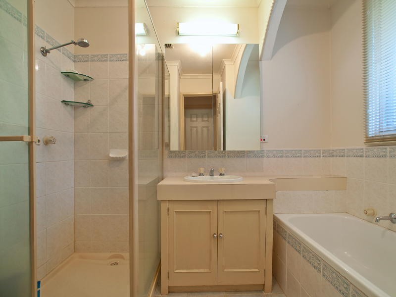 8 Thomas Crescent, Cranbourne VIC 3977