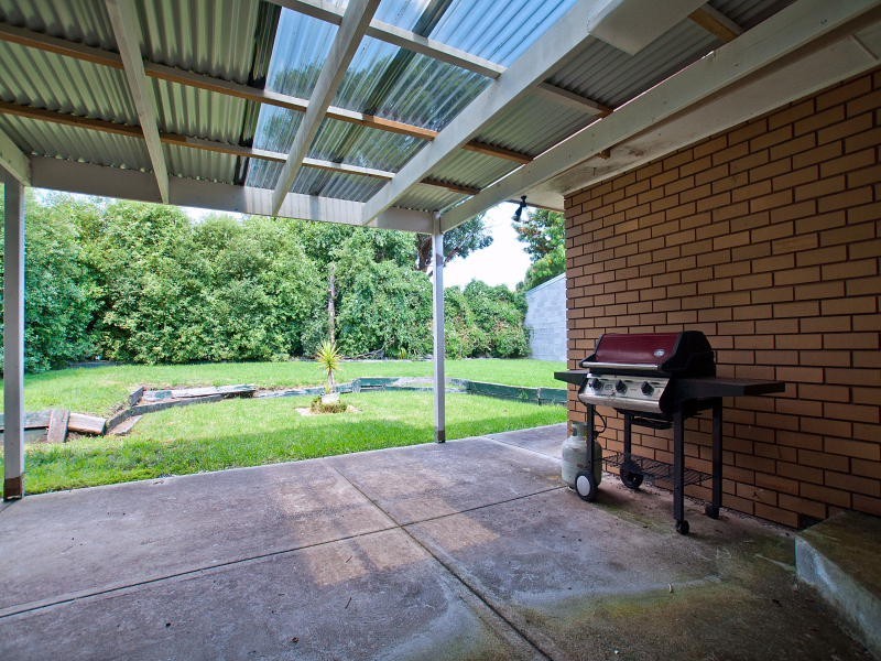 8 Thomas Crescent, Cranbourne VIC 3977