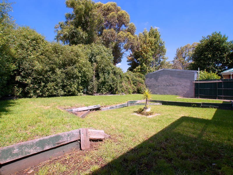 8 Thomas Crescent, Cranbourne VIC 3977