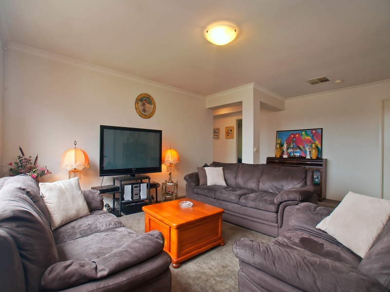 13 Glenora Way, Hampton Park VIC 3976