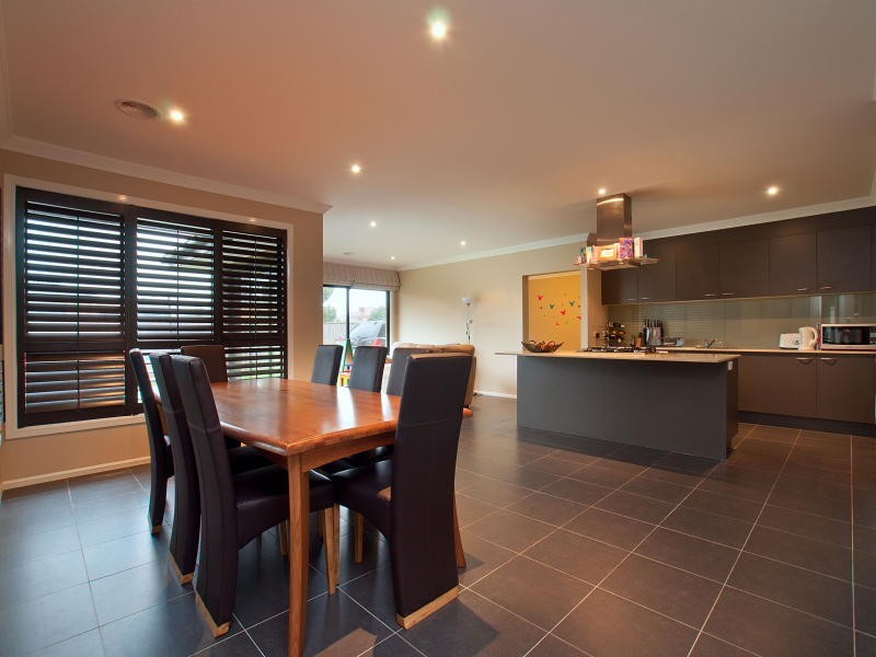 15 Broadstone Way, Cranbourne VIC 3977