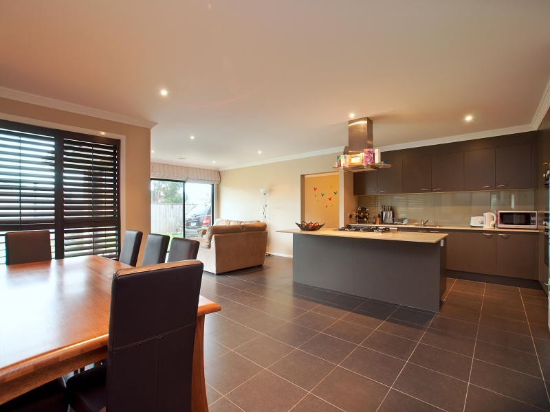 15 Broadstone Way, Cranbourne VIC 3977