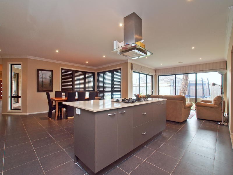 15 Broadstone Way, Cranbourne VIC 3977