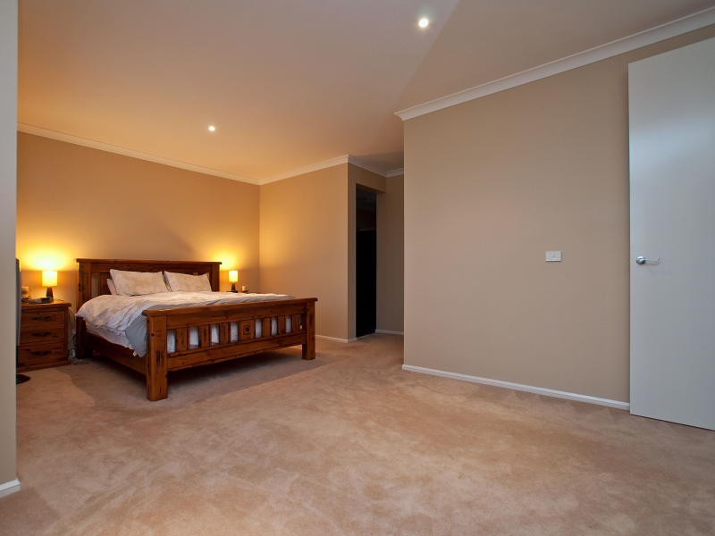 15 Broadstone Way, Cranbourne VIC 3977