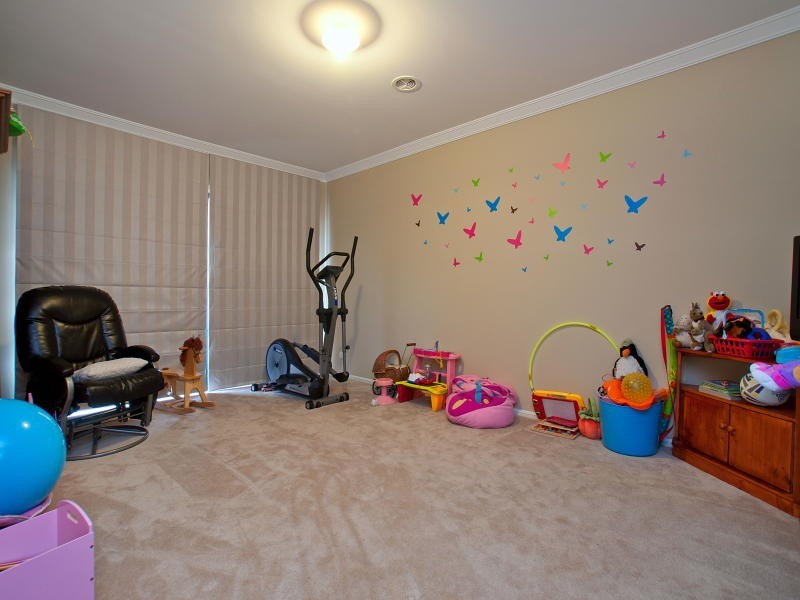 15 Broadstone Way, Cranbourne VIC 3977