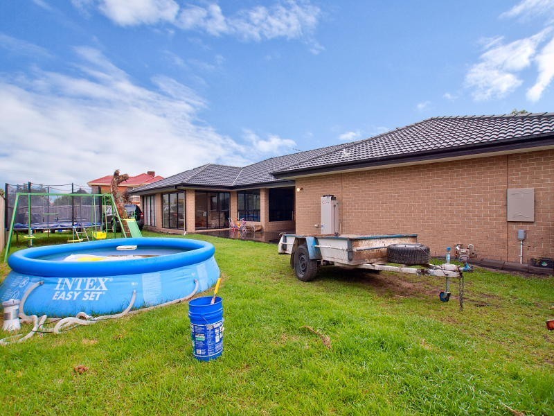 15 Broadstone Way, Cranbourne VIC 3977