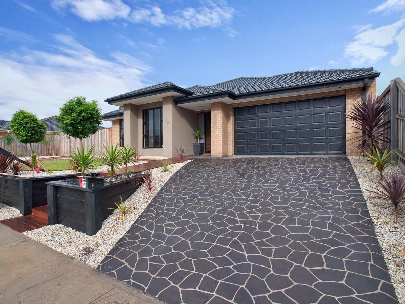 15 Broadstone Way, Cranbourne VIC 3977