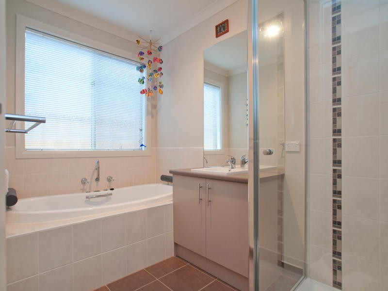 12 Hogan Steet, Cranbourne East VIC 3977