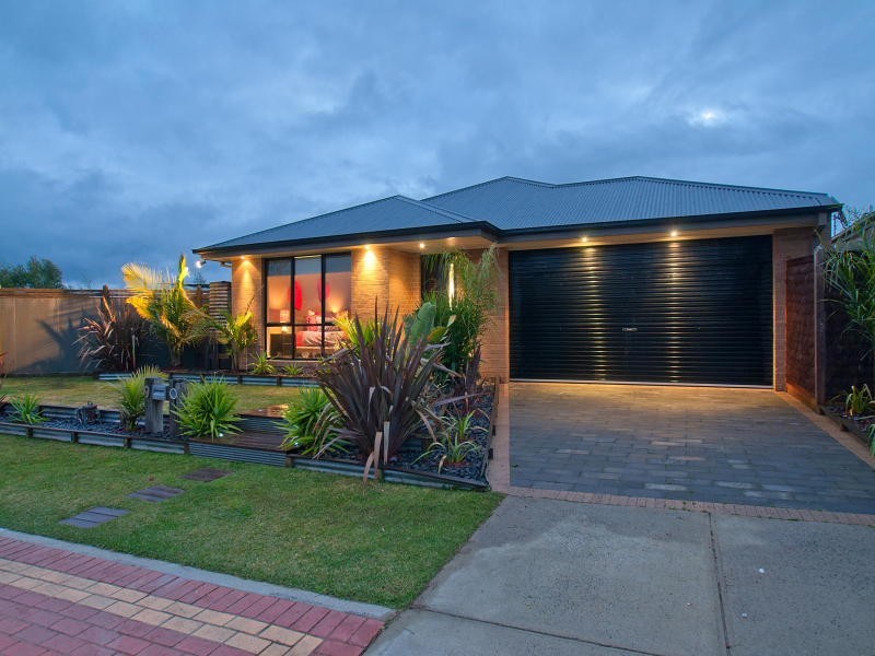 9 Lahinch Grove, Cranbourne VIC 3977