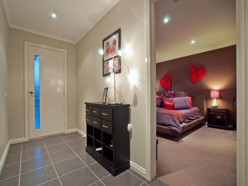 9 Lahinch Grove, Cranbourne VIC 3977