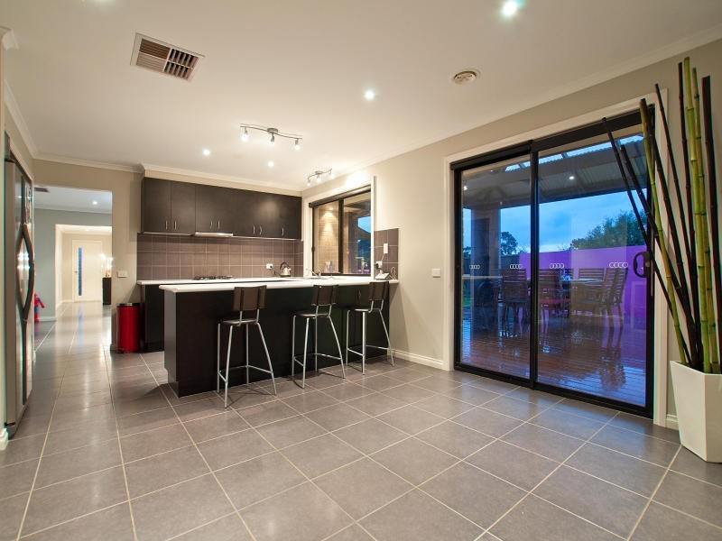 9 Lahinch Grove, Cranbourne VIC 3977