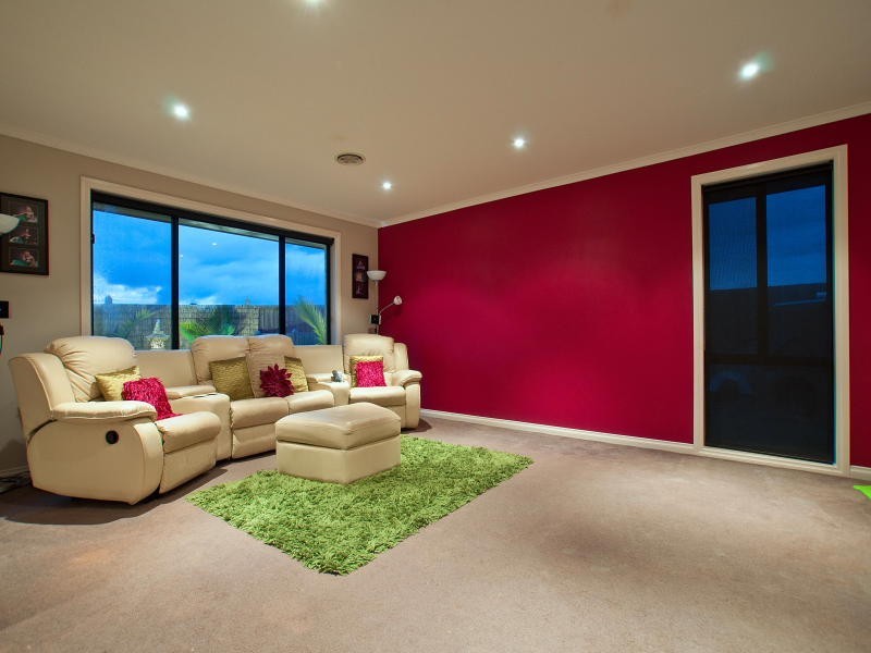 9 Lahinch Grove, Cranbourne VIC 3977