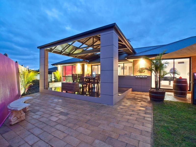 9 Lahinch Grove, Cranbourne VIC 3977