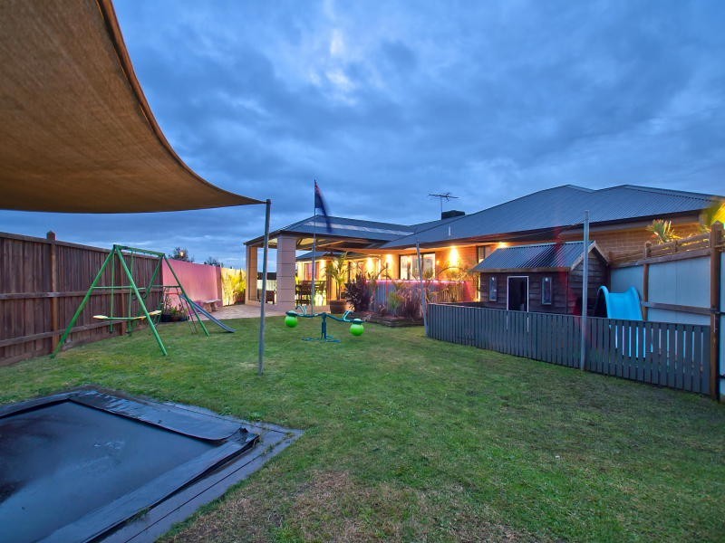9 Lahinch Grove, Cranbourne VIC 3977