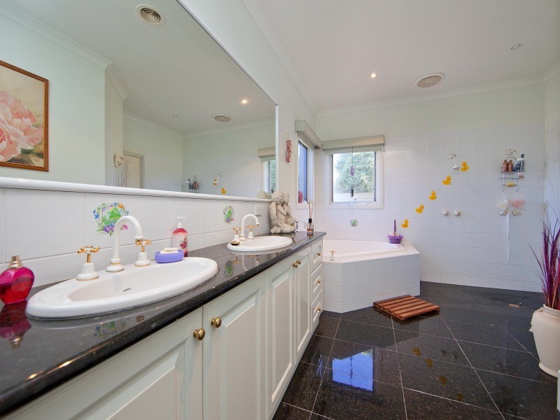15 Walter Way, Cranbourne South VIC 3977