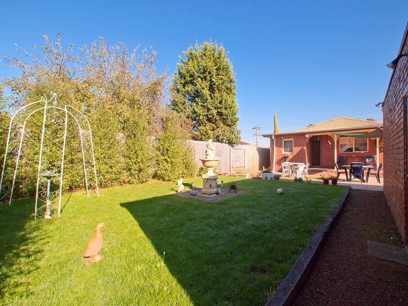 2 Roberts Road, Cranbourne VIC 3977