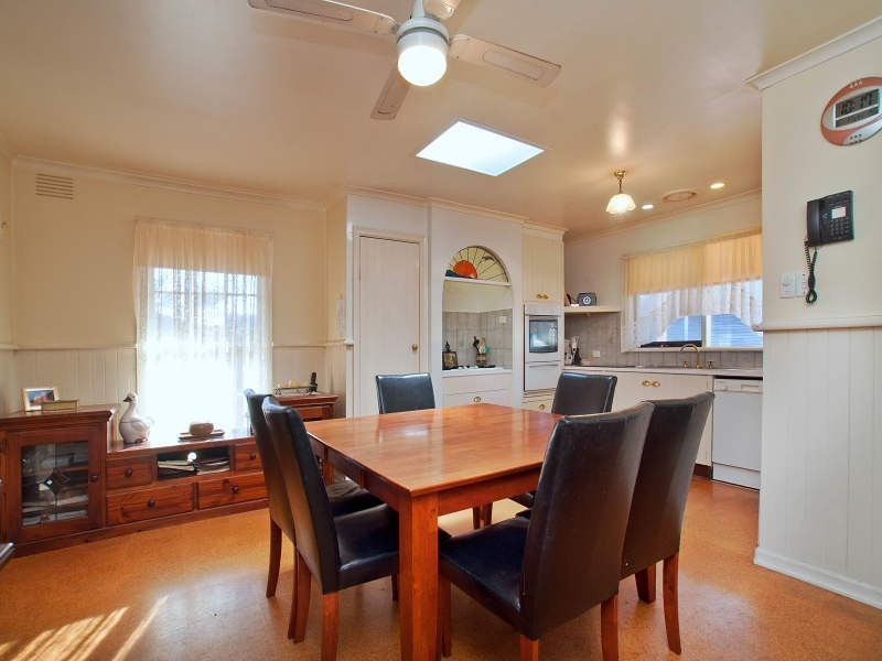 2 Roberts Road, Cranbourne VIC 3977