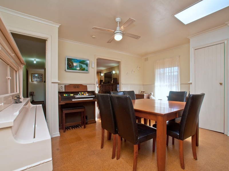 2 Roberts Road, Cranbourne VIC 3977