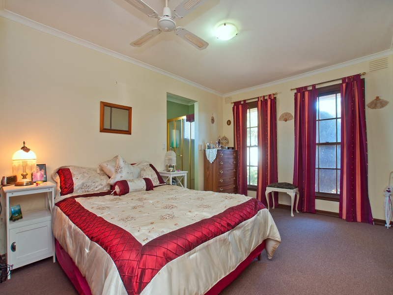 2 Roberts Road, Cranbourne VIC 3977