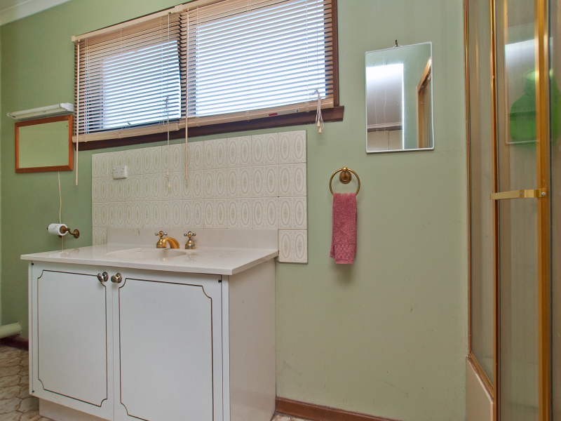 2 Roberts Road, Cranbourne VIC 3977