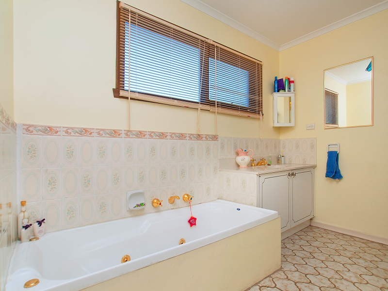 2 Roberts Road, Cranbourne VIC 3977