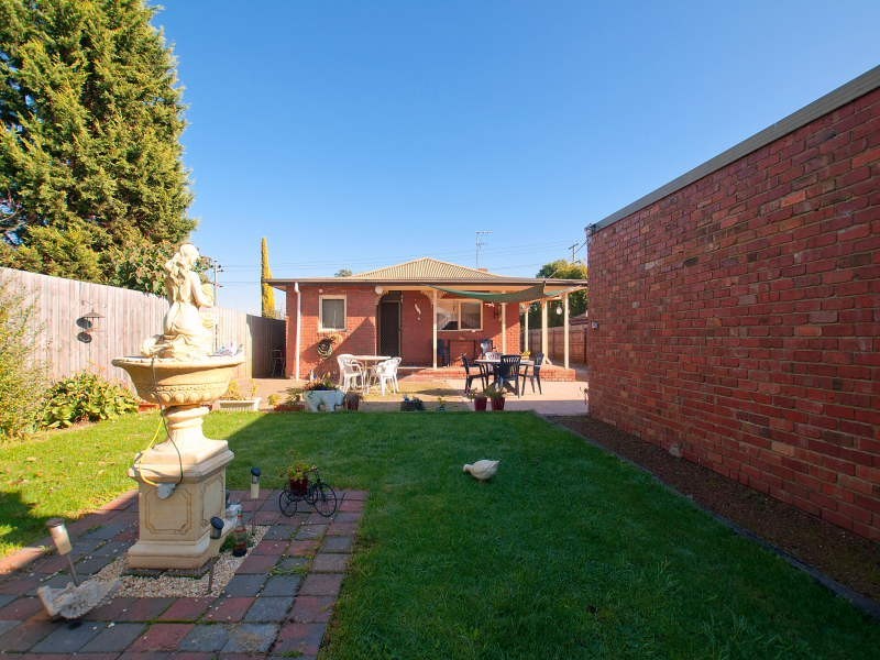 2 Roberts Road, Cranbourne VIC 3977