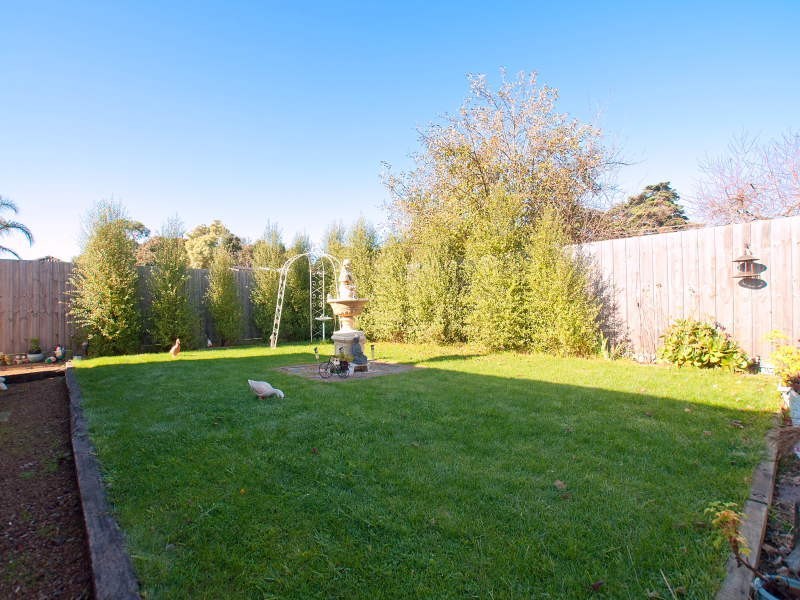 2 Roberts Road, Cranbourne VIC 3977