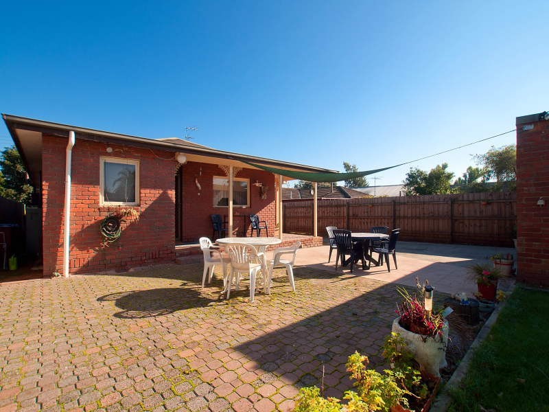 2 Roberts Road, Cranbourne VIC 3977