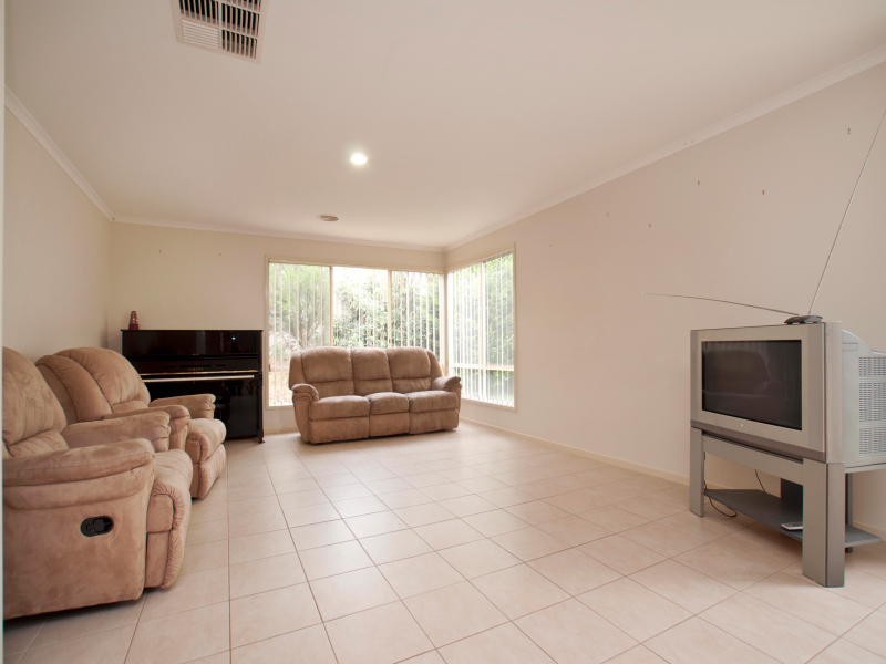 49 Hunt Club Boulevard, Cranbourne VIC 3977