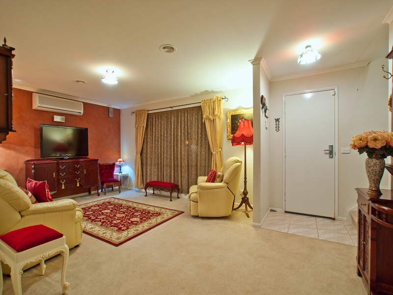 10 Fiander Close, Cranbourne East VIC 3977