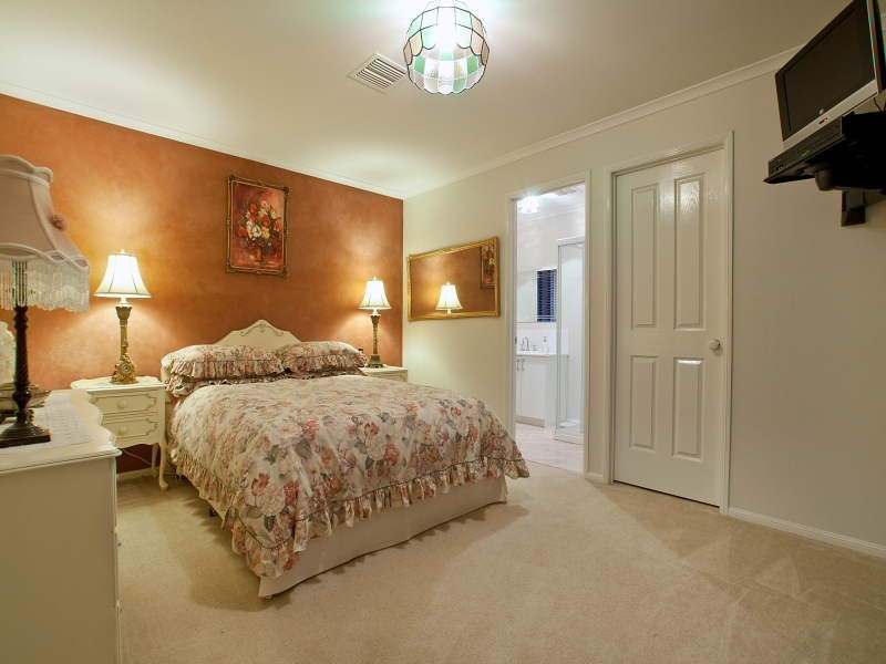 10 Fiander Close, Cranbourne East VIC 3977