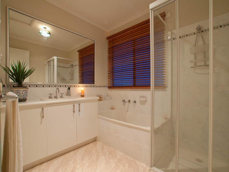10 Fiander Close, Cranbourne East VIC 3977