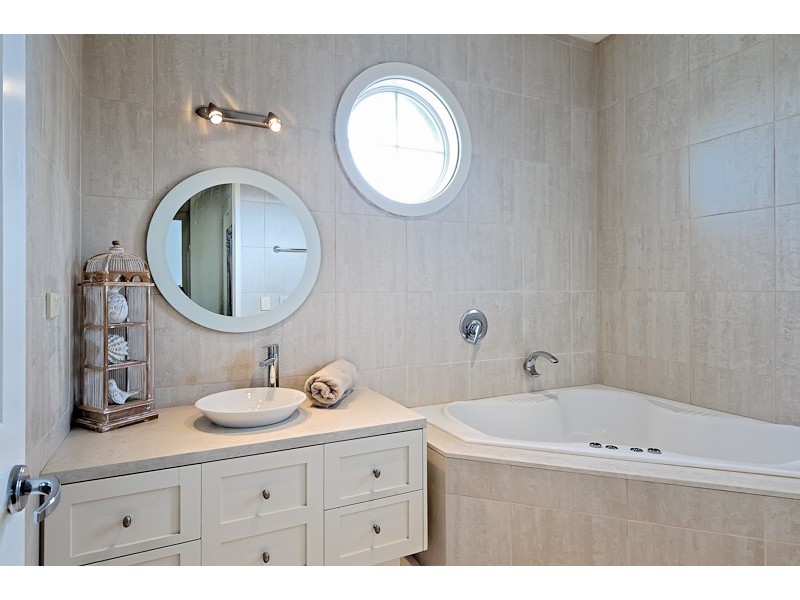 7 Linacre Road, Hampton VIC 3188