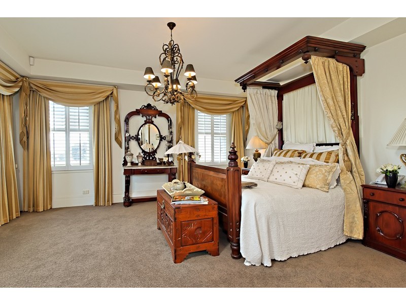 7 Linacre Road, Hampton VIC 3188