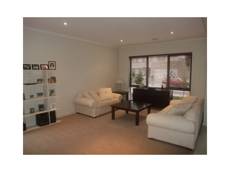 15 Pinehurst Way, Heatherton VIC 3202