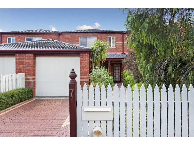 7 Hotham Retreat, Burwood East VIC 3151