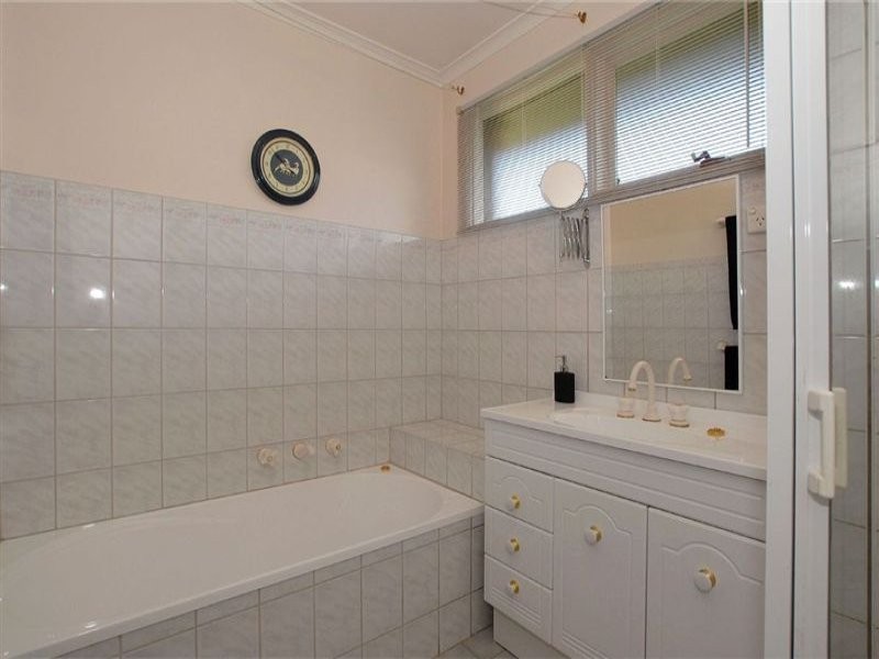 24 Lucas Crescent, Seaford VIC 3198
