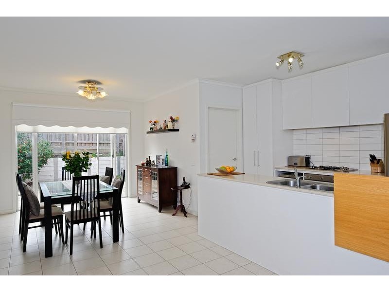 11 Pebble Beach Place, Heatherton VIC 3202