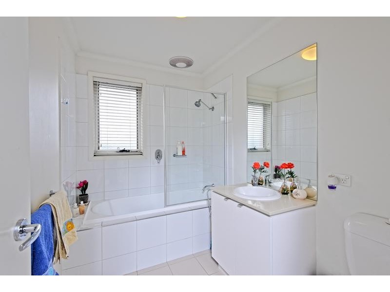 11 Pebble Beach Place, Heatherton VIC 3202