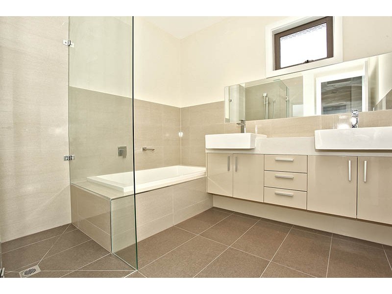 1/3 Bronte Court, Hampton VIC 3188