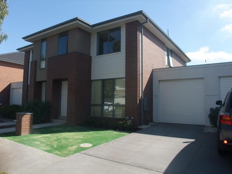 13 Pebble Beach Place, Heatherton VIC 3202