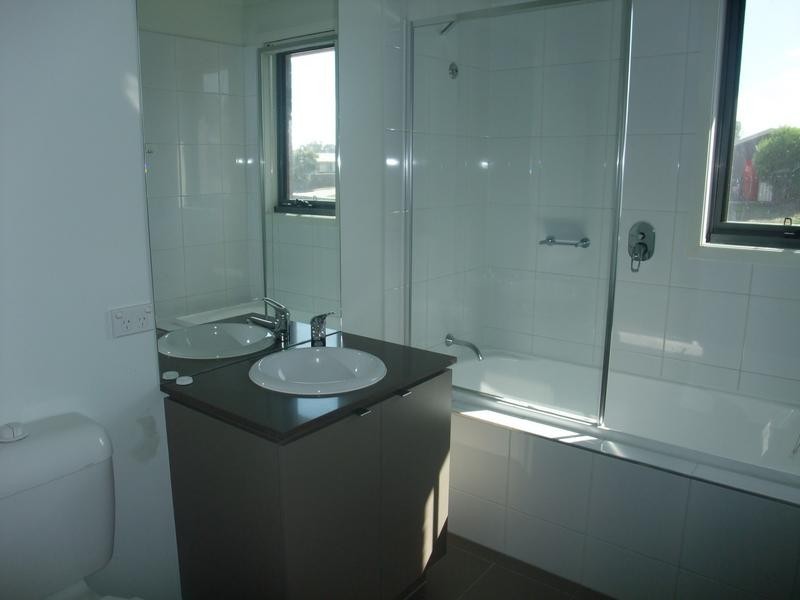 13 Pebble Beach Place, Heatherton VIC 3202