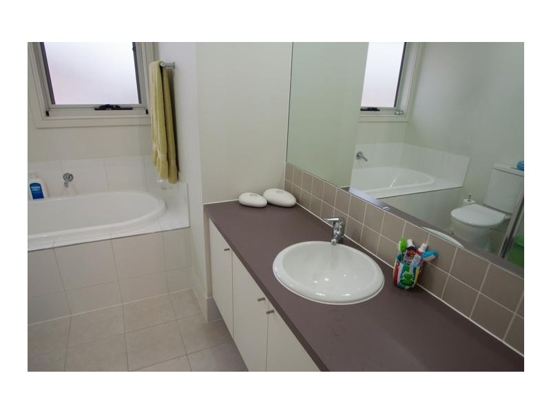 6 Pebble Beach Place, Heatherton VIC 3202
