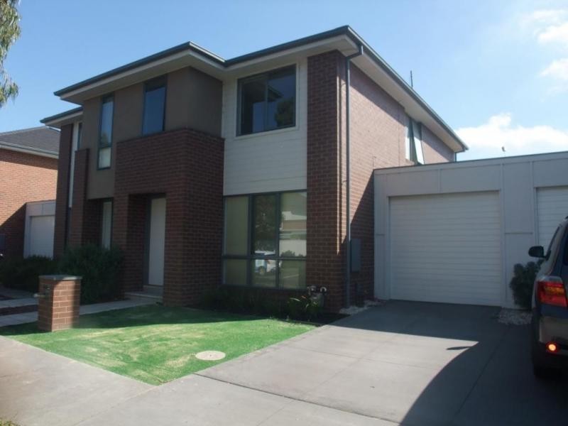 13 Pebble Beach Place, Heatherton VIC 3202