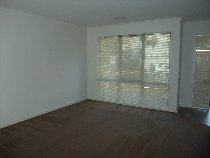 13 Pebble Beach Place, Heatherton VIC 3202